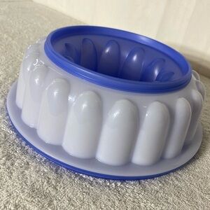 5/$35 Vintage Tupperware Blue White Jel-Ring Jello Mold Ice Ring With Lid